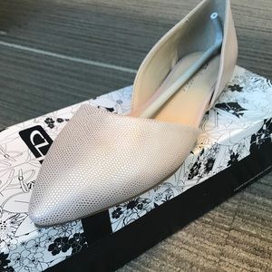 NIB Chinese Laundry Hearty flat in rose gold 8.5